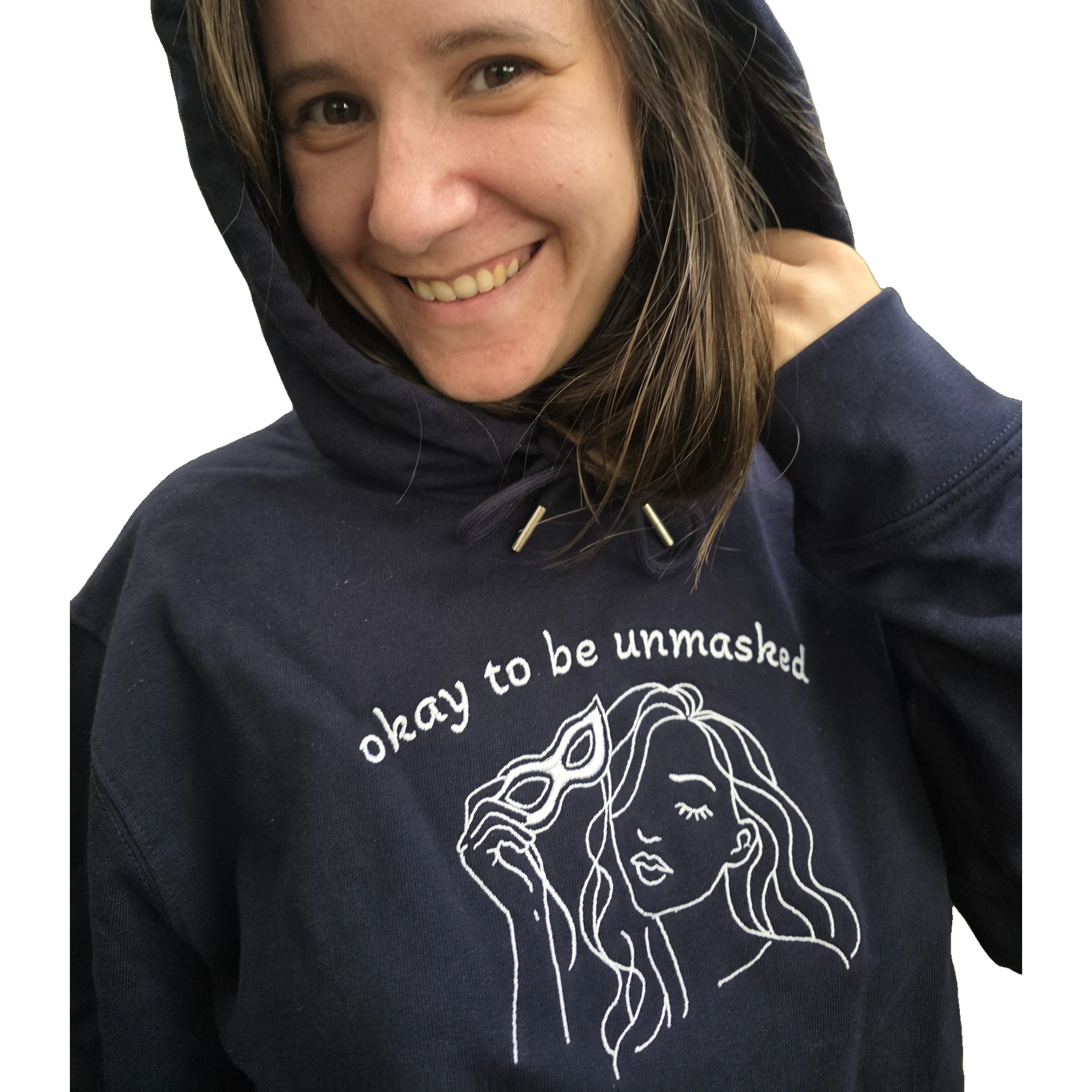 Jana trägt den Hoodie okay to be unmasked in French Navy mit aufgesetzter Kapuze