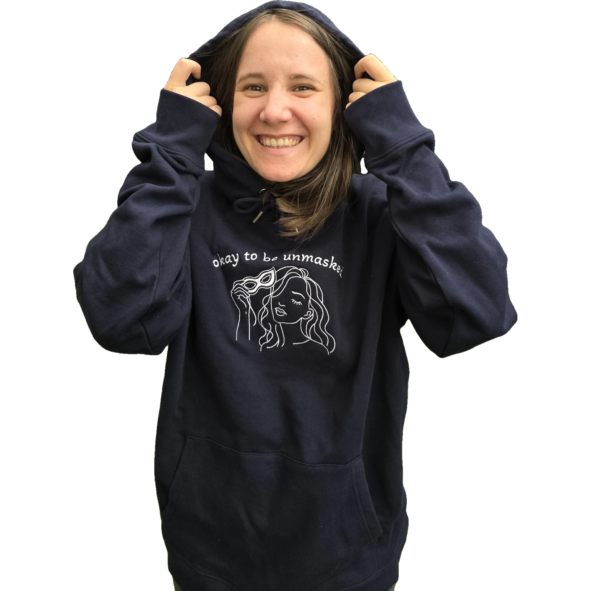 Jana zieht sich die Kapuze des Hoodies okay to be unmasked über den Kopf